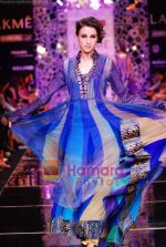 Model walks the ramp for Manish Malhotra Show at Lakme Winter fashion week day 4 on 20th Sept 2010 (32).JPG